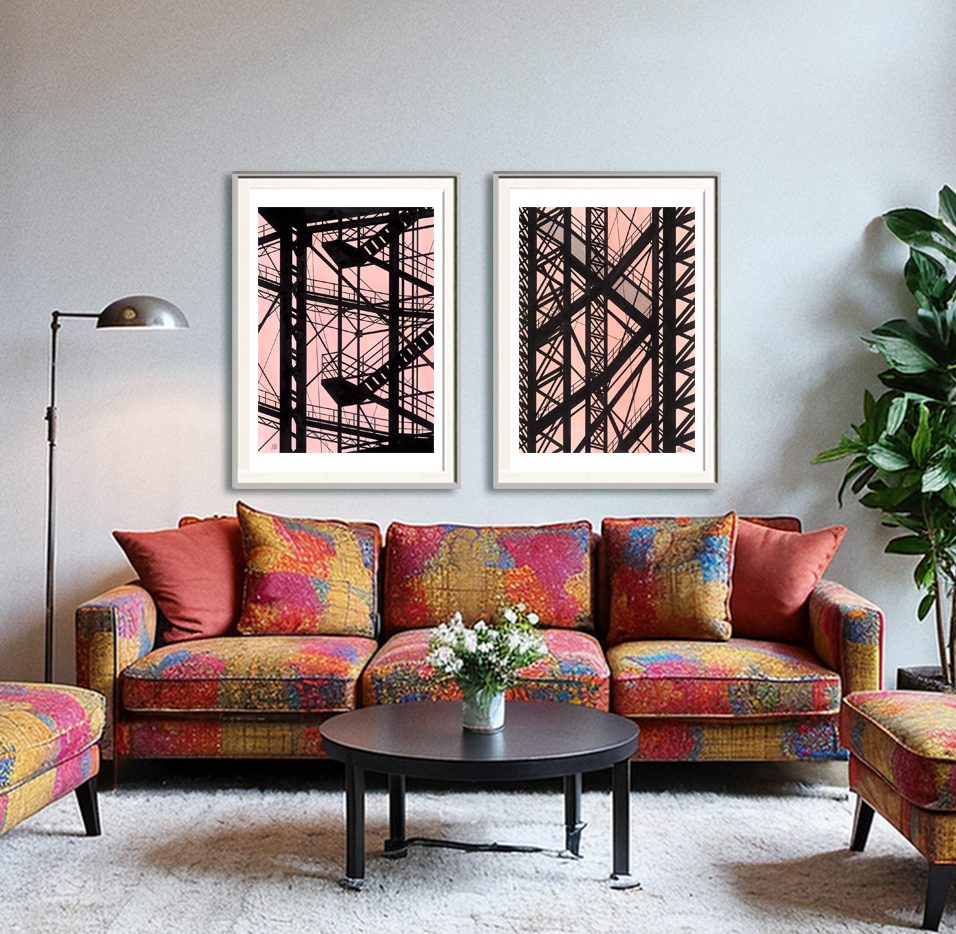 FineArtPrint Gasometer Schöneberg, Heiko Rößger 2020, Beispiel für Corporate Design FineArtPrint Gasometer Schöneberg, Heiko Rößger 2020, 2 Zeichnungen gerahmt über Sofa im Wohnambiente
